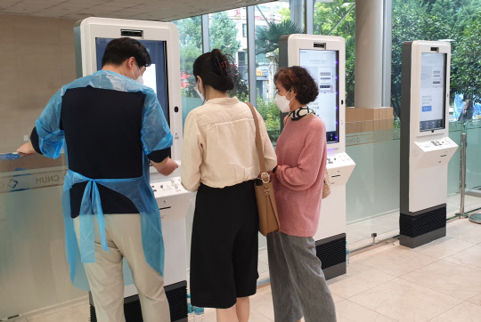 방문객들이 전남대학교병원에 설치된 엘토브 배리어프리 키오스크를 이용하고 있다. 엘토브 제공